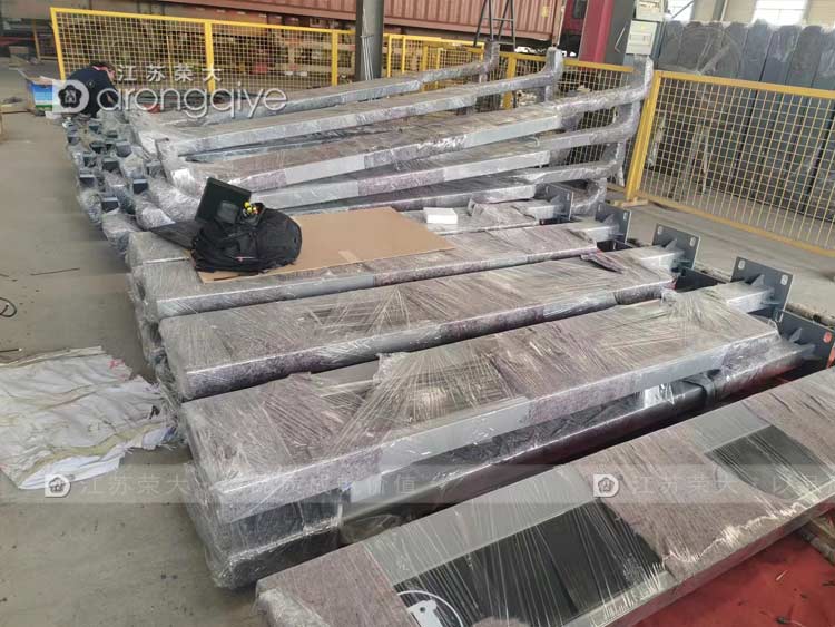 江蘇榮大出口的公交候車亭裝車圖片