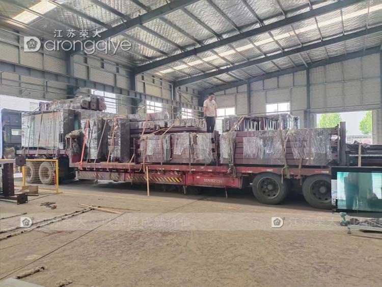 山東智慧公交候車(chē)亭第十批正在裝車(chē)