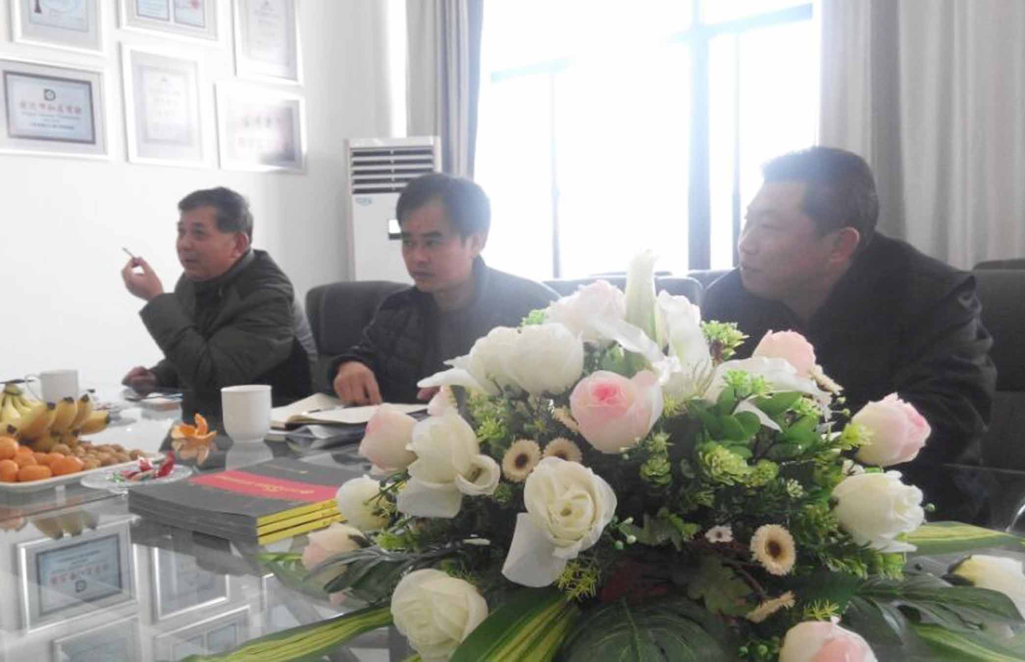 相關(guān)部門對(duì)我公司候車亭新廠房進(jìn)行驗(yàn)收