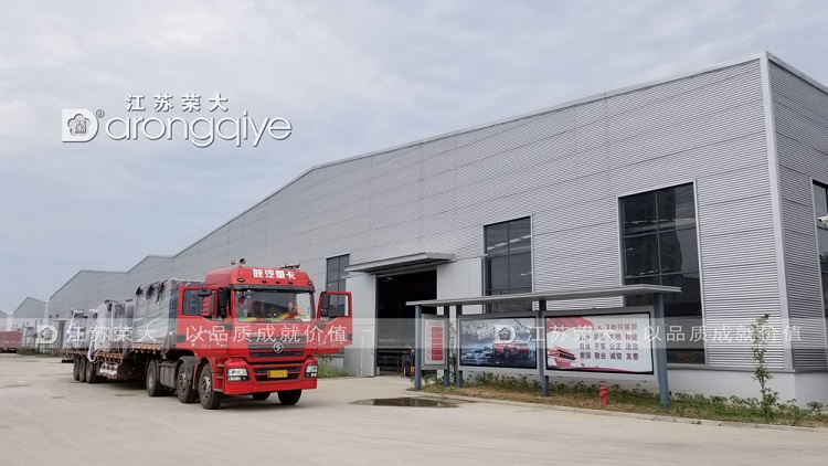 公交候車(chē)亭發(fā)車(chē)